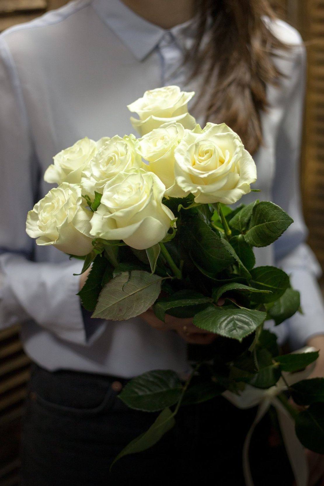 шляпная коробка с розами и гипсофилой для подарка в Долгопрудном