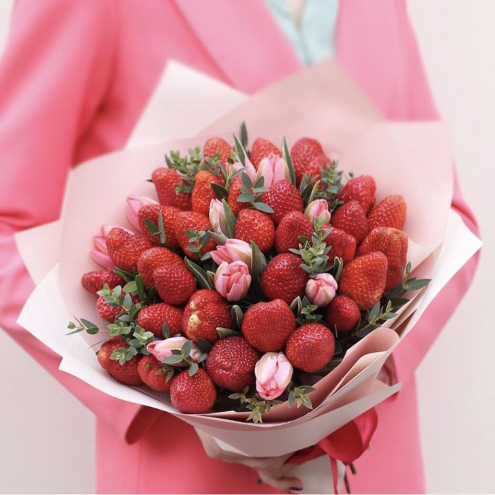 Тюльпаны и клубника в Долгопрудном