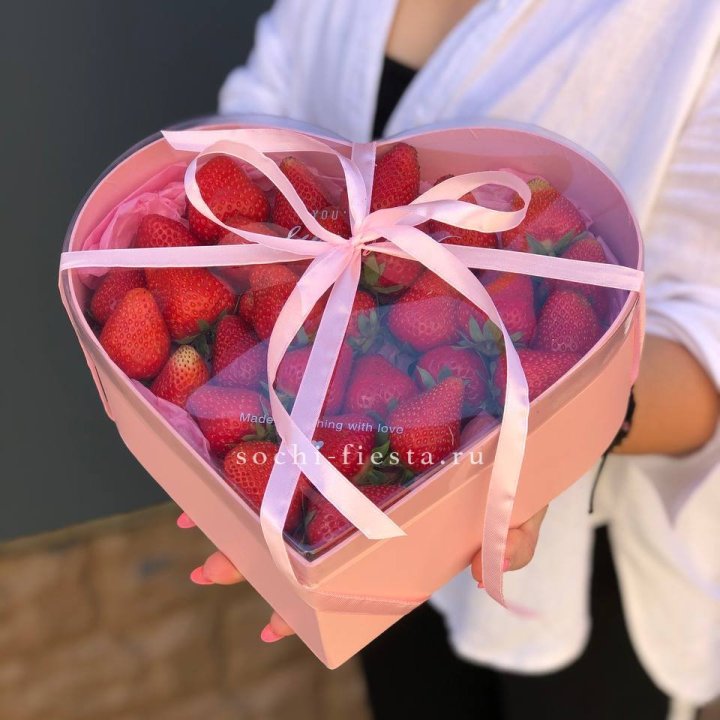 Коробочка сердце  с клубникой в Долгопрудном