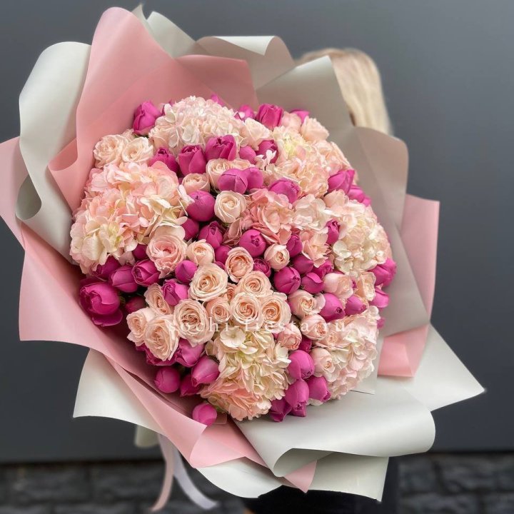 Букет кустовые розы и гортензия в Долгопрудном