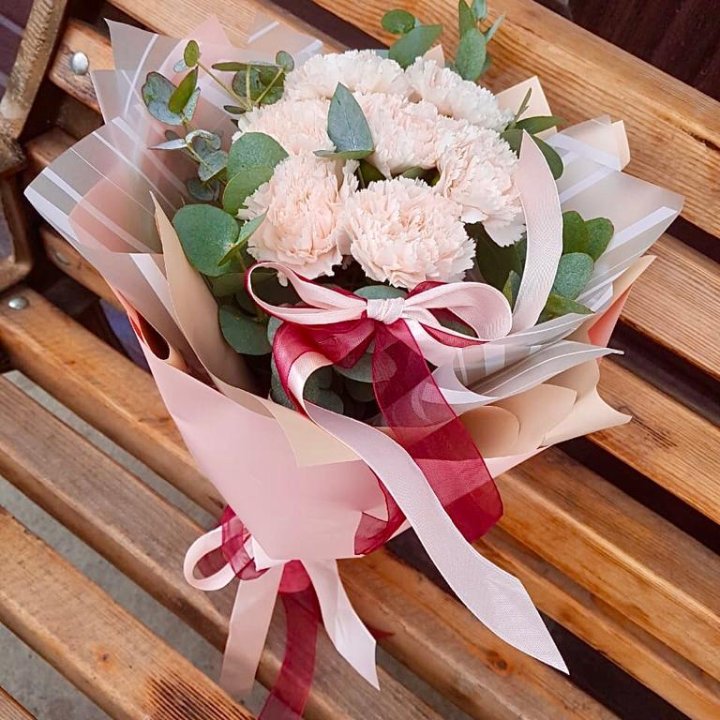 Диантусы с эвкалиптом в Долгопрудном