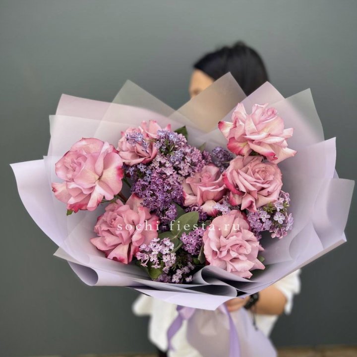Букет из розовых роз и сирени в Долгопрудном