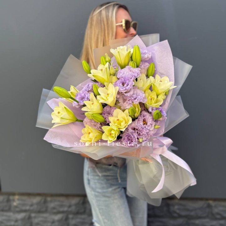  Букет лилий и эустом в Долгопрудном
