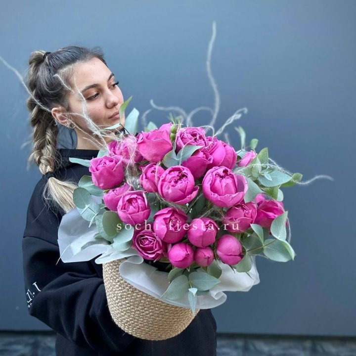 Пионовидные розы  в джутовом кашпо  в Долгопрудном