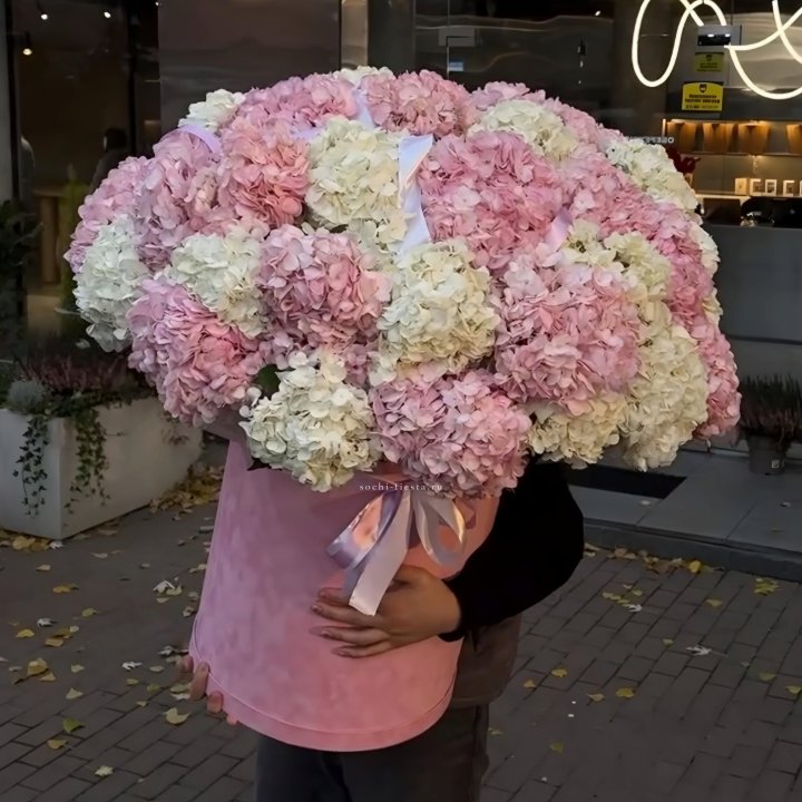 Дизайнерский цилиндр с гортензиями  в Долгопрудном