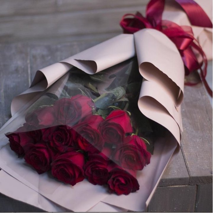 11 голландских роз в оформлении в Долгопрудном