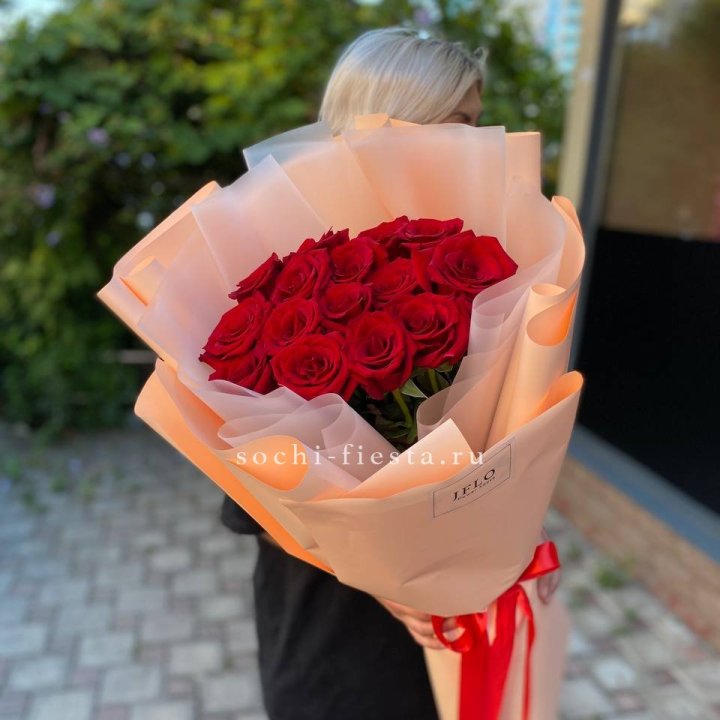 15 голландских роз в оформлении в Долгопрудном