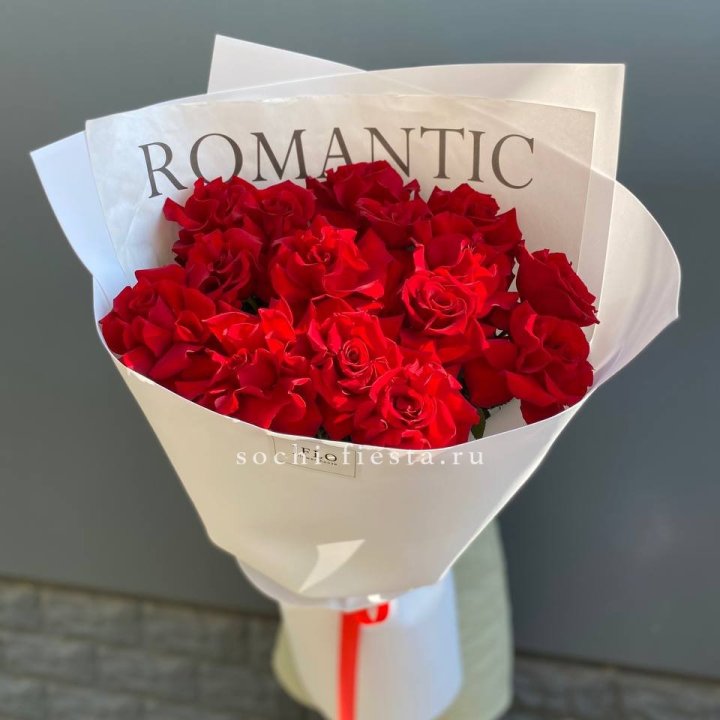 19 высоких роз в оформлении в Долгопрудном