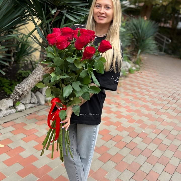 15 высоких красных роз в Долгопрудном