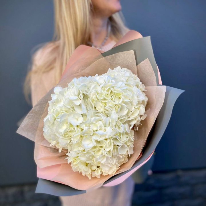 Букет из трёх белых гортензий в Долгопрудном