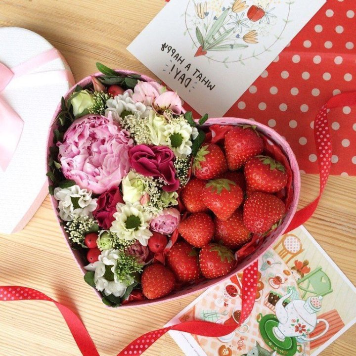 Бокс с клубникой и цветами в Долгопрудном