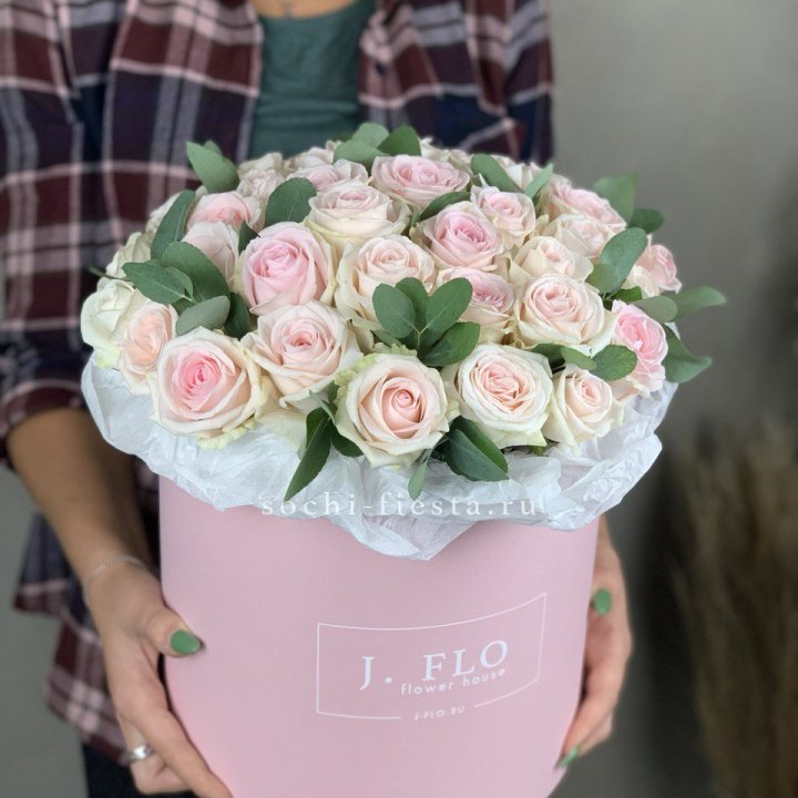 35 розовых роз в цилиндре в Долгопрудном