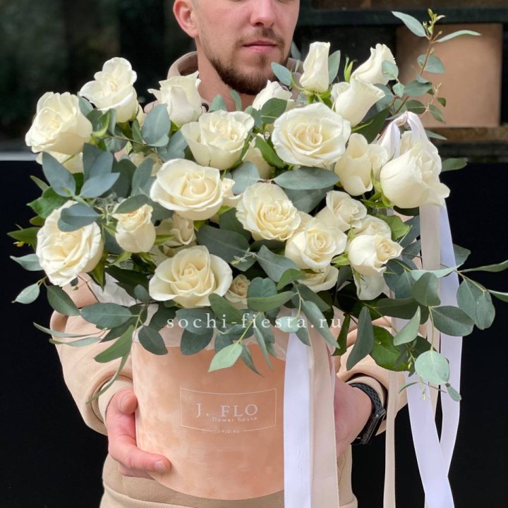 41 белая роз в бархатном боксе в Долгопрудном