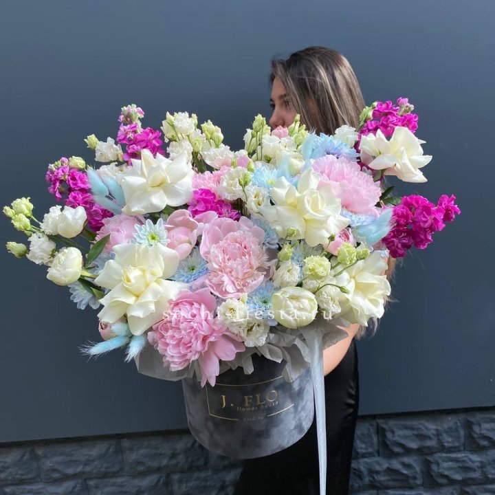 Дизайнерский цилиндр "Пионы гарден" в Долгопрудном