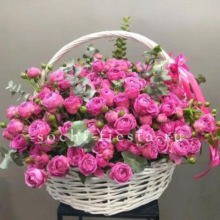65 пионовидных кустовых роз в корзине в Долгопрудном
