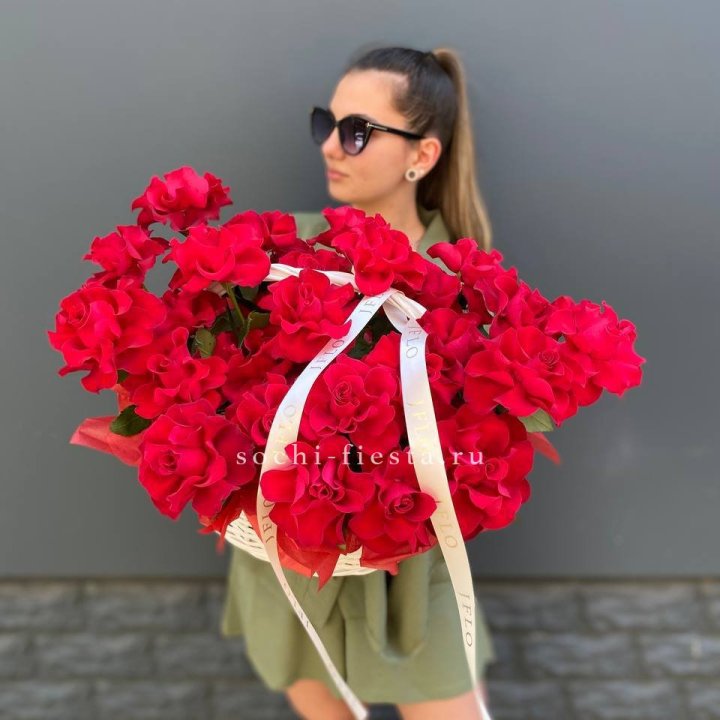 Красные французские розы в корзине в Долгопрудном