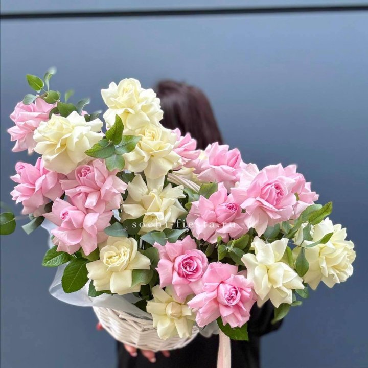 25 Французских роз в корзине в Долгопрудном