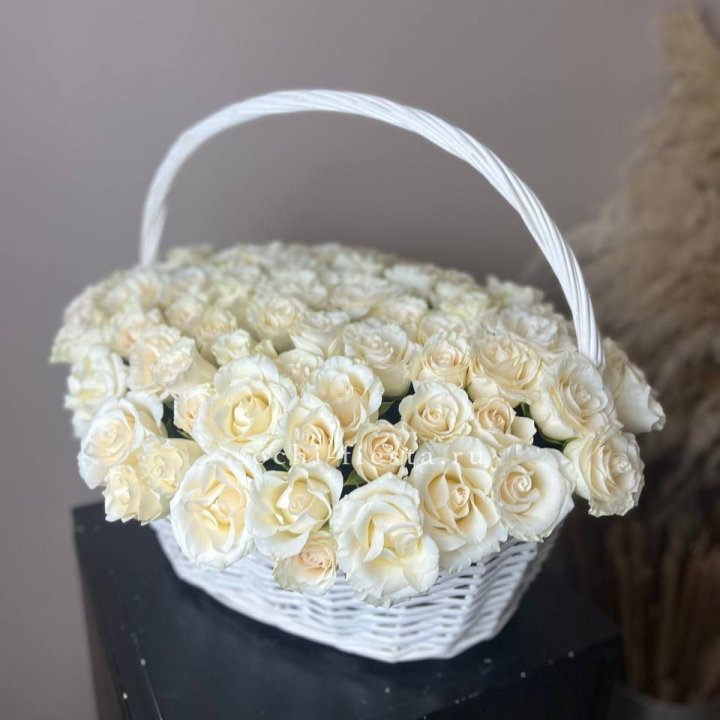 101 белая роза в корзине в Долгопрудном