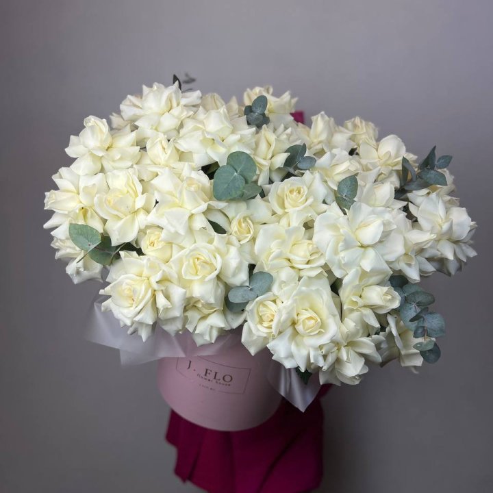 37 белых роз в боксе в Долгопрудном