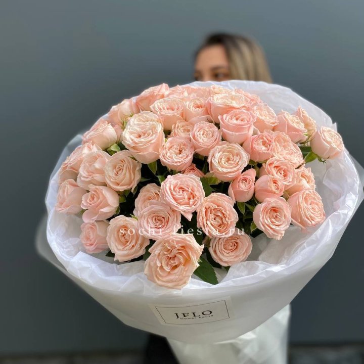 Букет кустовых роз Бомбастик с доставкой в Долгопрудном