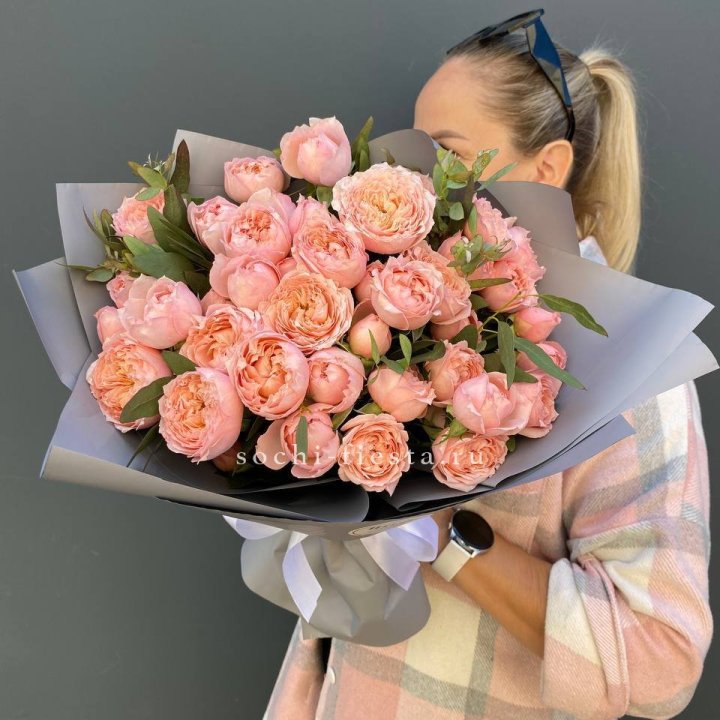 Букет с пионовидными розами "Пивайн" в Долгопрудном