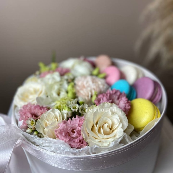 Цветы в цилиндре с макаронс "Прованс" в Долгопрудном