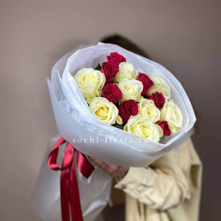 Букет из красных белых 15 роз в Долгопрудном