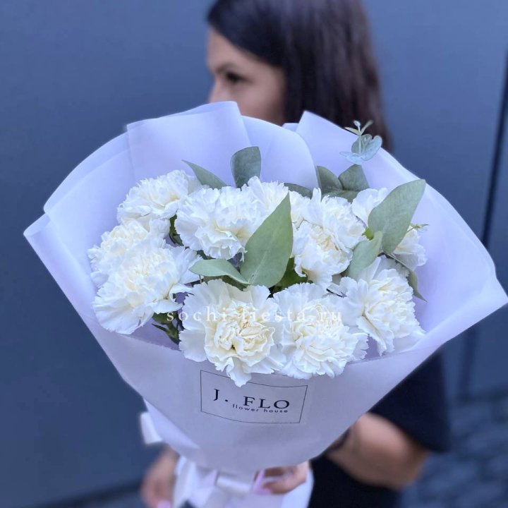 Букет белых диантусов с эвкалиптом в Долгопрудном