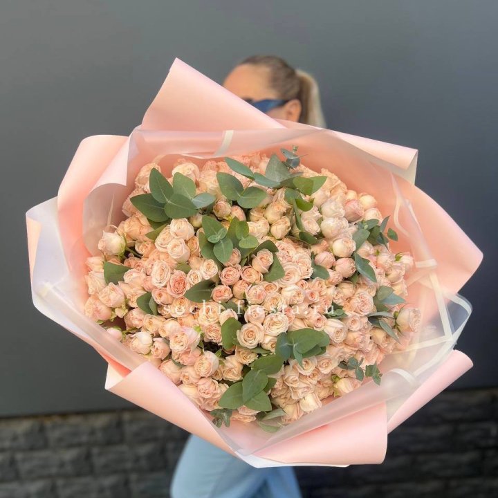 101 кустовая роза с эвкалиптом в Долгопрудном