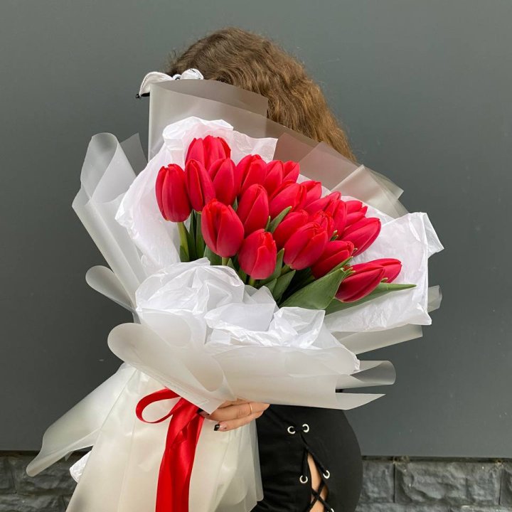  25 красных воздушных тюльпанов в Долгопрудном