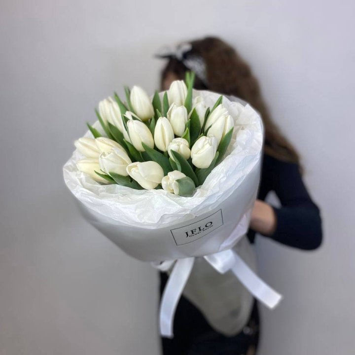  19 белых воздушных тюльпанов в Долгопрудном