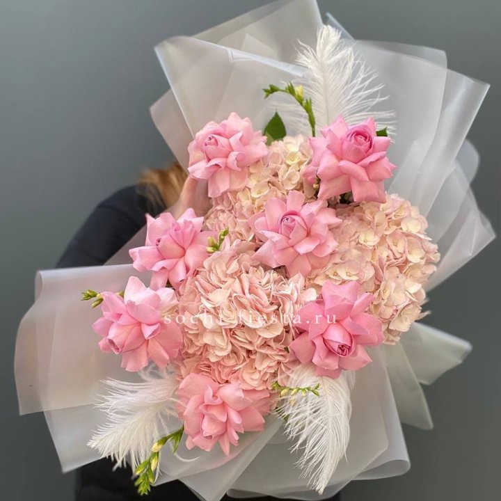  Букет  из гортензий и розовых роз в Долгопрудном