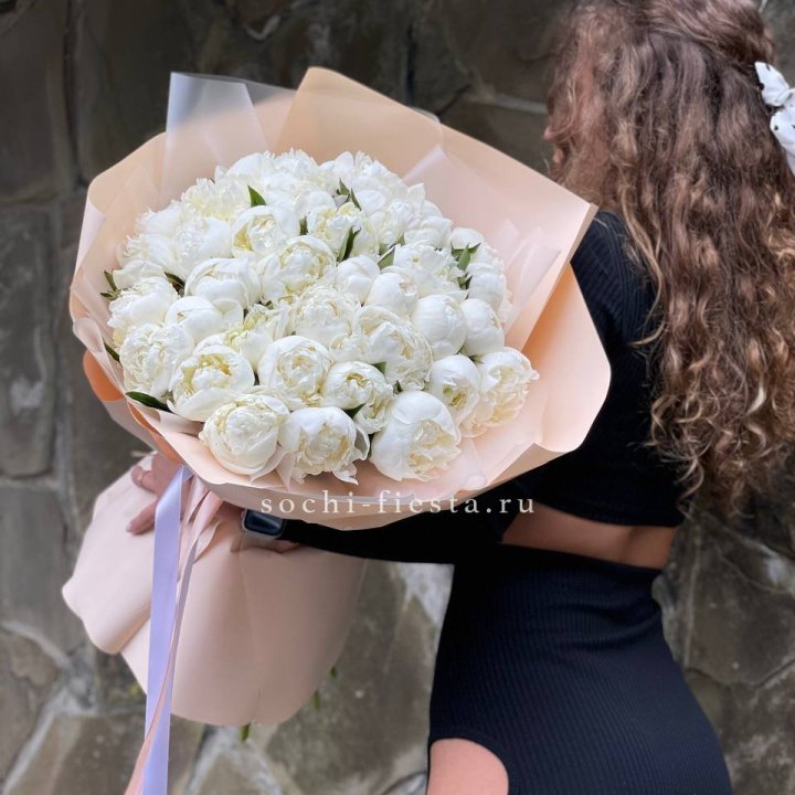 35 белых пион в Долгопрудном