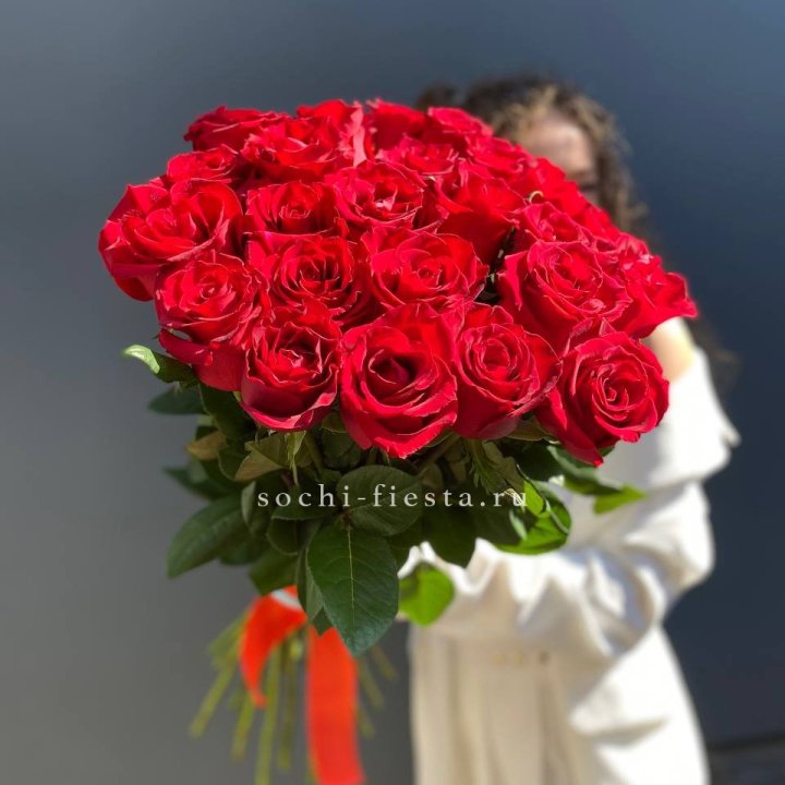 25 высоких красных роз в Долгопрудном