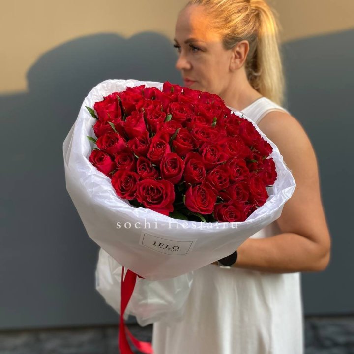 51 роза мадам ред в нежном оформлении с доставкой в Долгопрудном