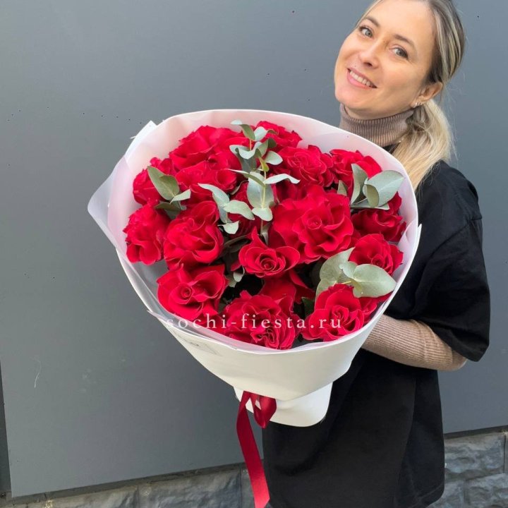 17 Красных французских роз в Долгопрудном