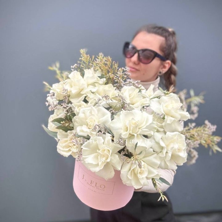 17 Французских белых роз в коробке Афина в Долгопрудном