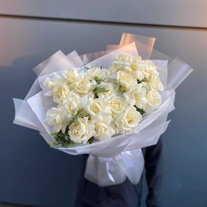 Пышный букет из белых роз в Долгопрудном