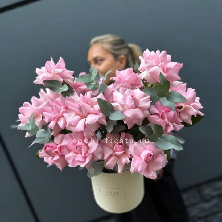 17 Розовых французских роз в боксе в Долгопрудном