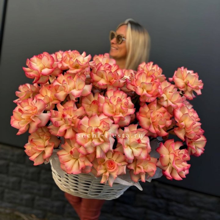 45 французских роз Джумилия в корзине в Долгопрудном