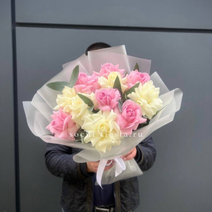 11 бело-розовых роз с доставкой в Долгопрудном