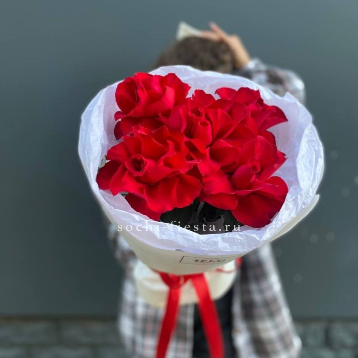 5 французских красных роз в Долгопрудном