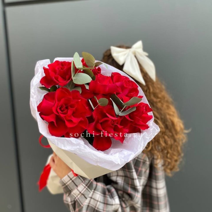 7 красных французских роз в Долгопрудном