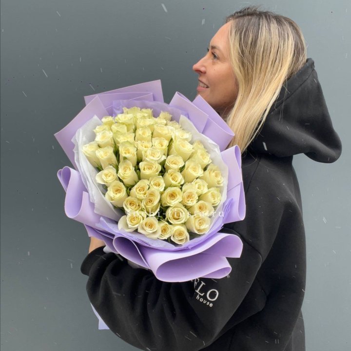 51 белая кенийская роза в оформлении в Долгопрудном