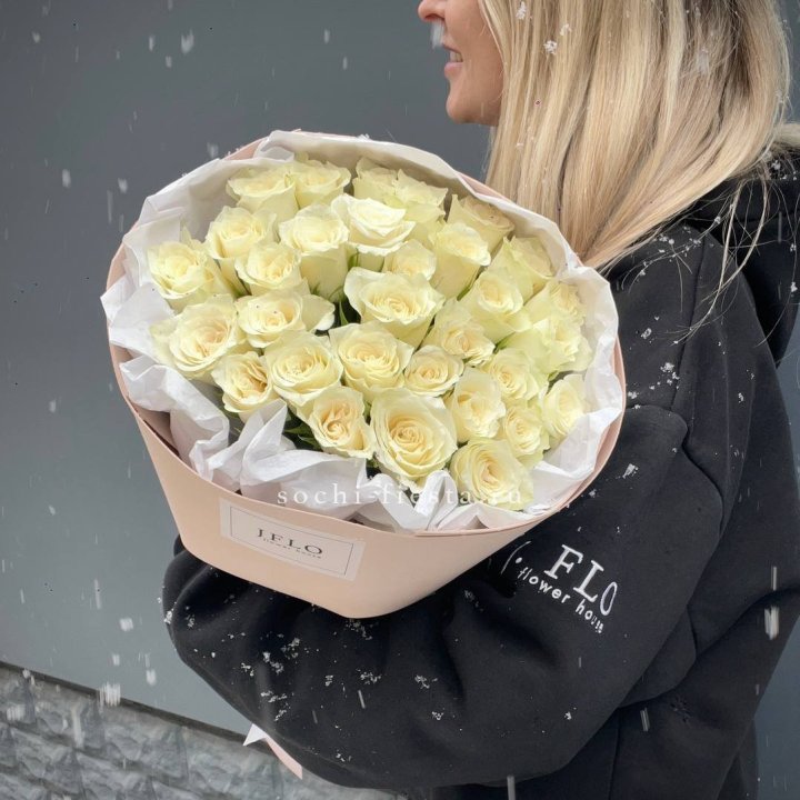 31 белая роза в оформлении в Долгопрудном