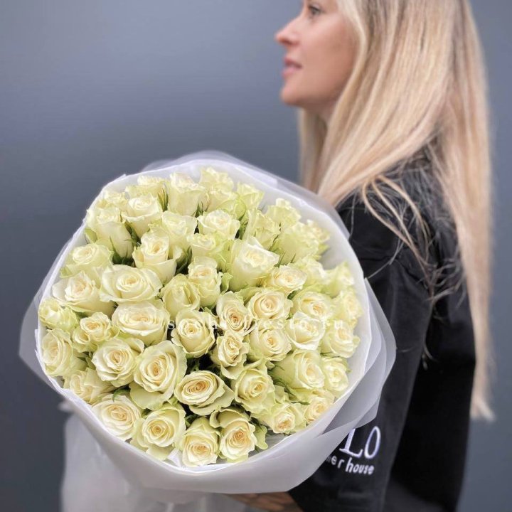 Воздушный букет из 51 белой кенийской розы в Долгопрудном