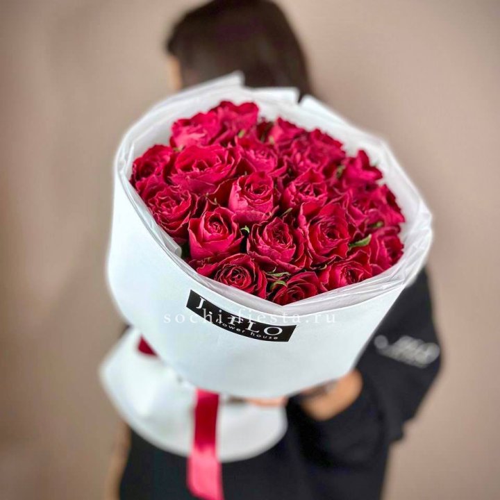 Букет красных роз мадам ред в Долгопрудном