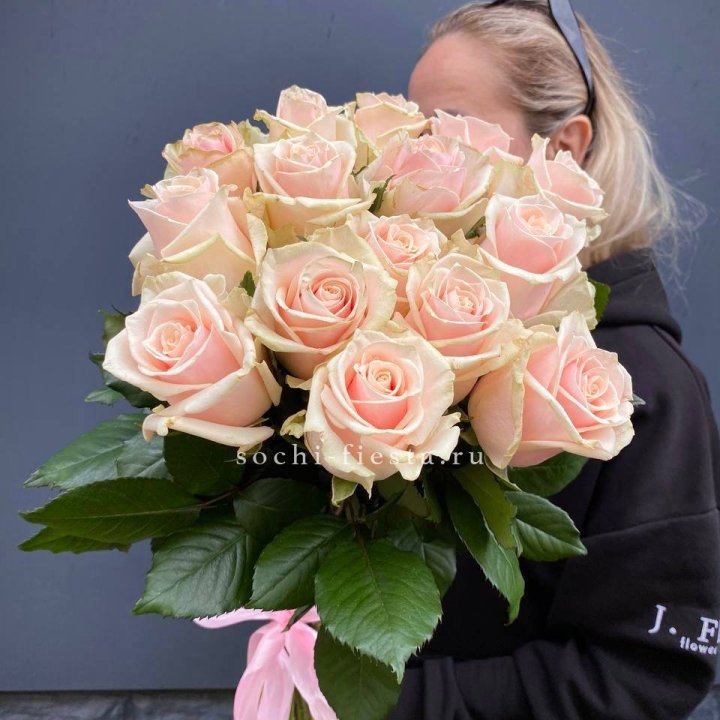 15  кремовых высоких роз с доставкой в Долгопрудном