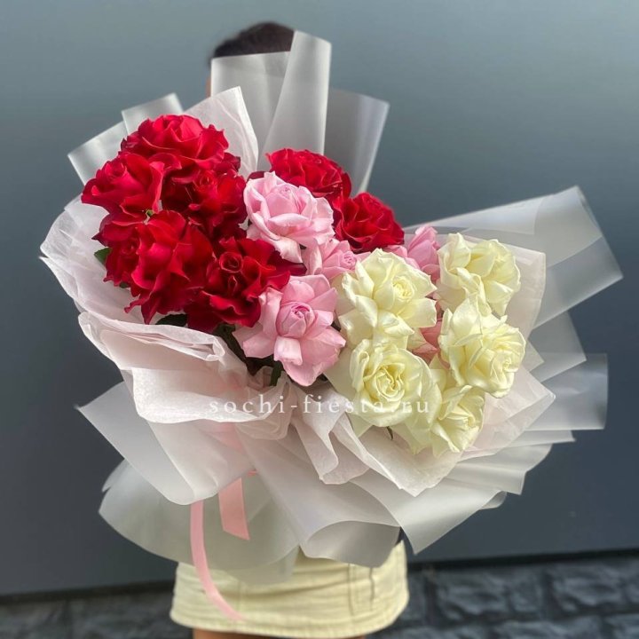 Микс из 17 роз в Долгопрудном