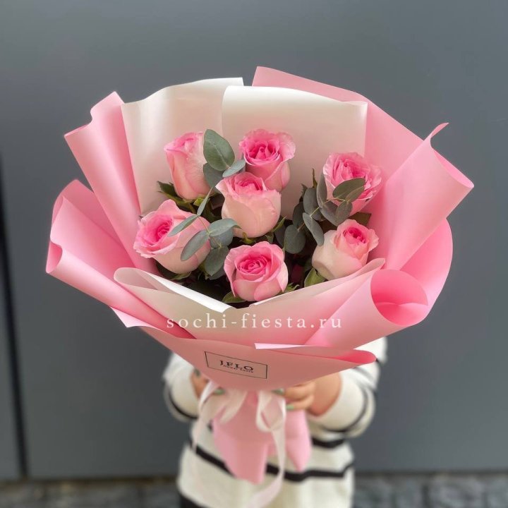 7 роз с эвкалиптом с доставкой в Долгопрудном